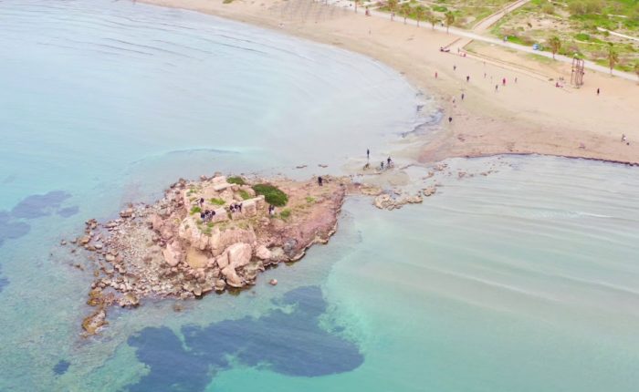 Bagni di mare sulla spiaggia di Kavouri