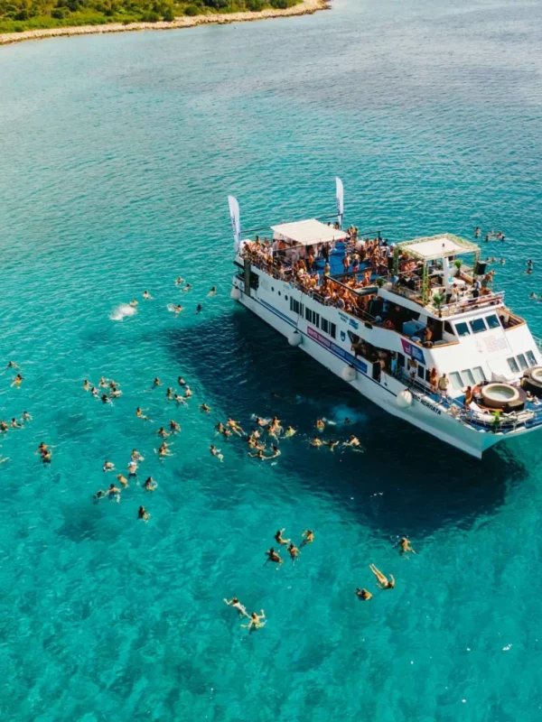 Cruise escursiva a ganci metallici e aegina