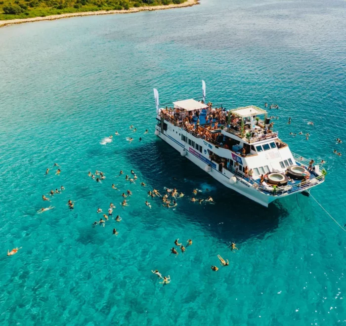 Croisière excursive vers les accrochons en métal et en aegina